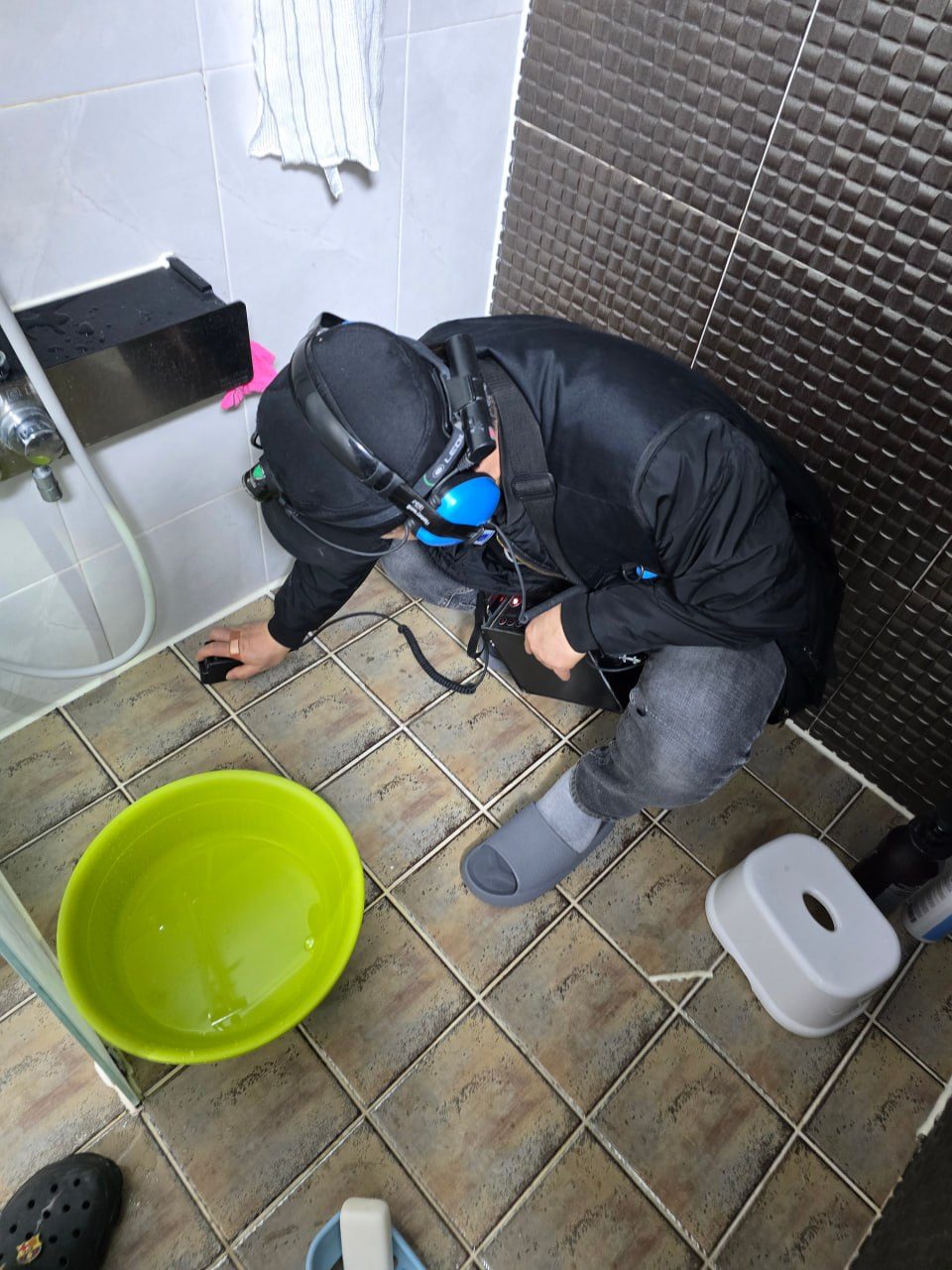 바닥에서 누수 지점을 탐지하는 모습